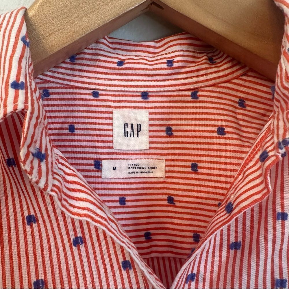 GAP Fitted Boyfriend Button Front Shirt - Picture 2 of 4